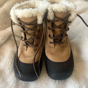 Ugg Australia snow boots Gore-Tex size 5